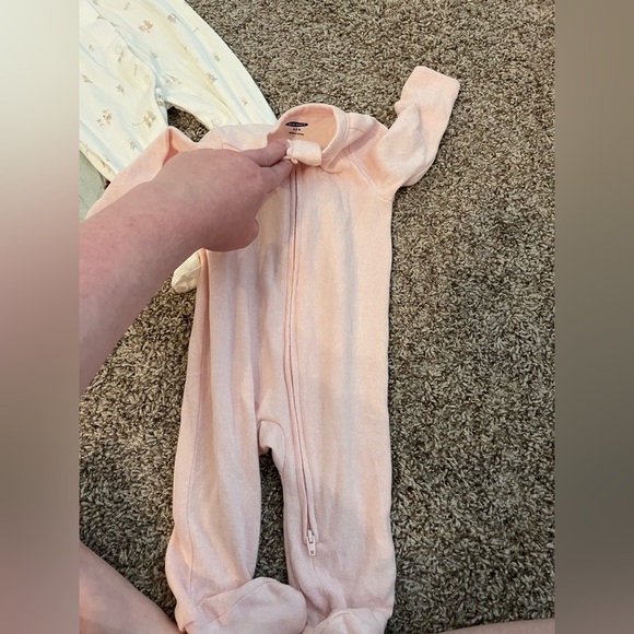 Bundle of 6 pieces girls onesies 6-12 months - Picture 3 of 8